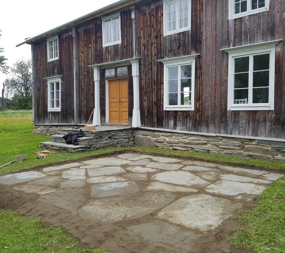 Stenläggning vid jämtländsk gård